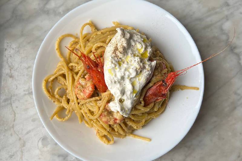Spaghetti al pesto di pistacchio con gambero rosso e stracciatella